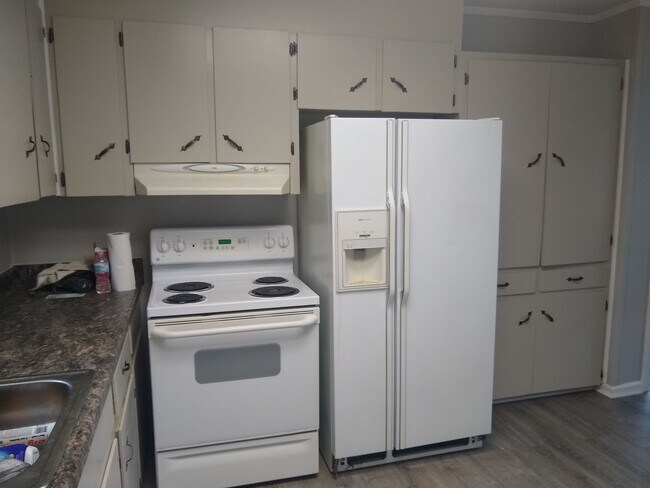 Building Photo - Charming 3BR/1.5BA Brick Home in Nashville – No Carpet & Large Yard