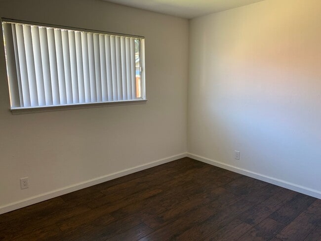 Building Photo - 558 Hazel Dell Way