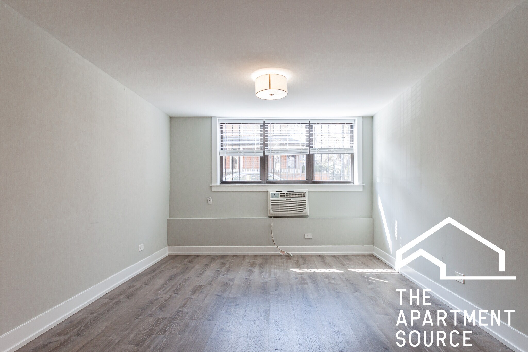 Building Photo - 454 W Barry Ave