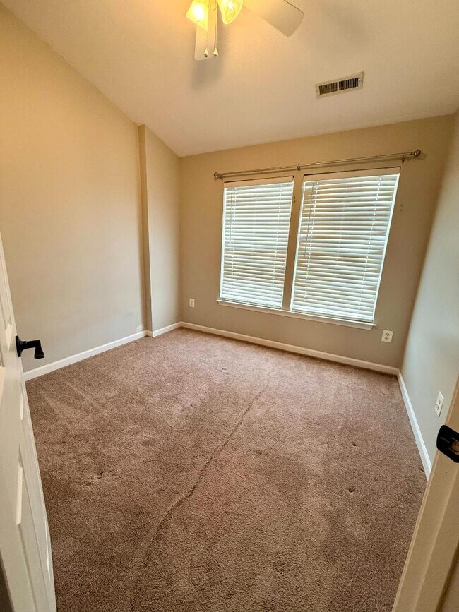 Building Photo - 838 Lowe Rd