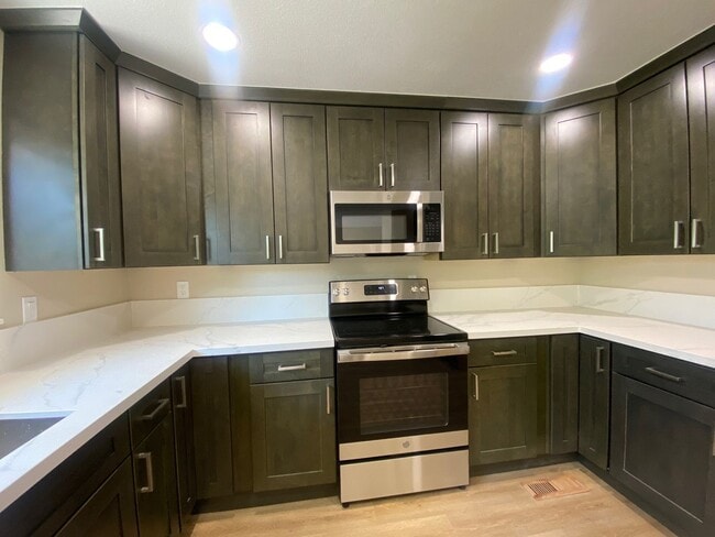 Building Photo - RECENTLY RENOVATED 4 BED, 2.5 BATH HOME ON CORNER LOT