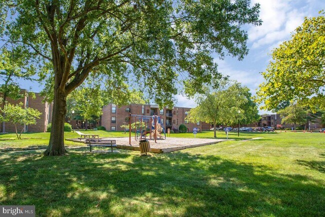 Building Photo - 13 Silverwood Cir