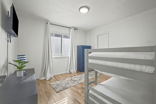 Building Photo - 913 Sandhurst Dr