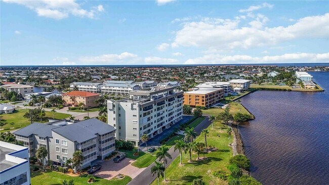 Building Photo - 1500 Park Beach Cir