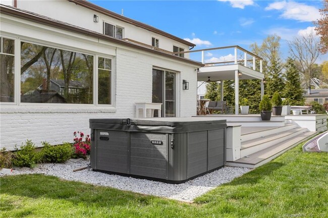 Building Photo - 80 Soundview Dr