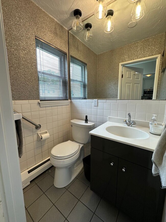 Building Photo - PRICE DROP + NO BROKER FEE....Townhouse, C...