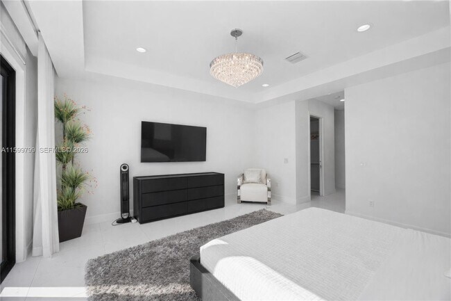 Building Photo - 513 Palm Dr