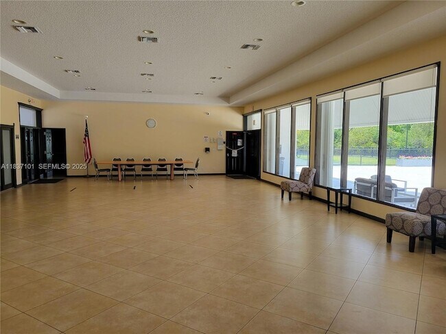 Building Photo - 3401 N Country Club Dr