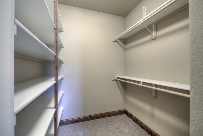 Building Photo - 2 BEDROOM | 2 BATH | DOUBLE GARAGE | SPACIOUS TOWNHOME