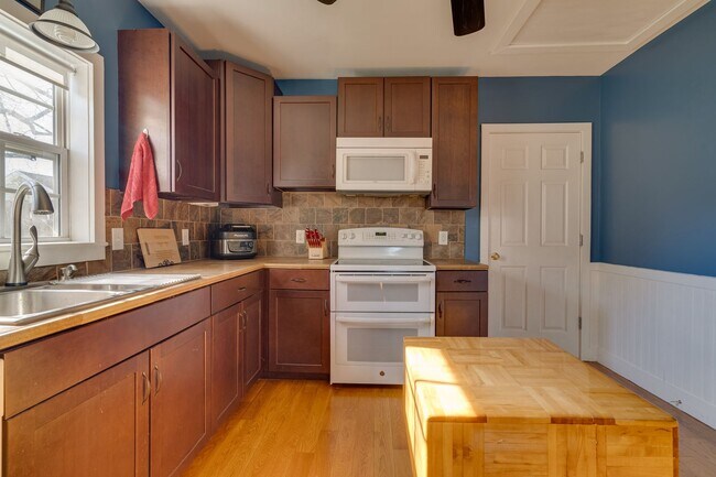 Building Photo - Charming 2 Bedroom 2 Bath Home In The Heart Of Downtown Mebane With Massive Fenced In Yard!!