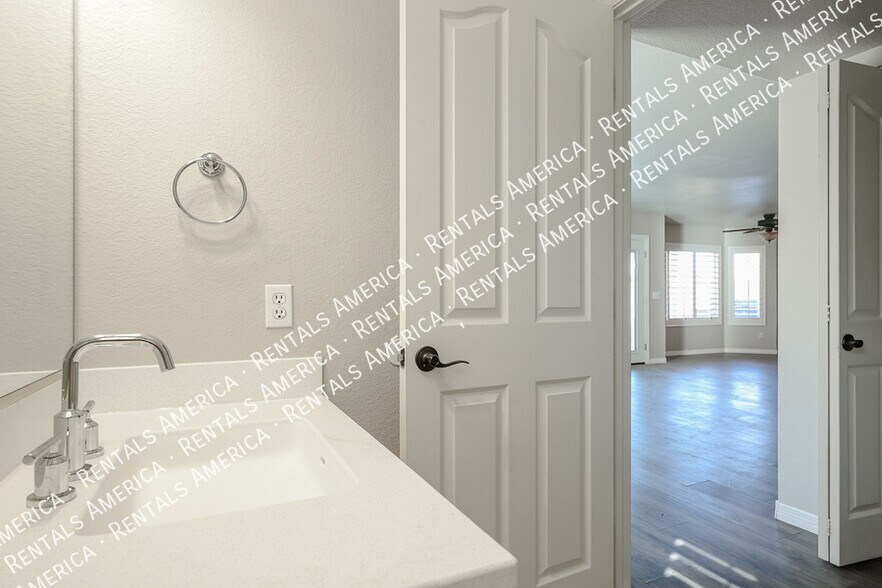 Building Photo - 1210 W Kelly Ln