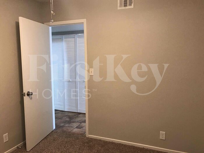Building Photo - 4747 Everman Dr