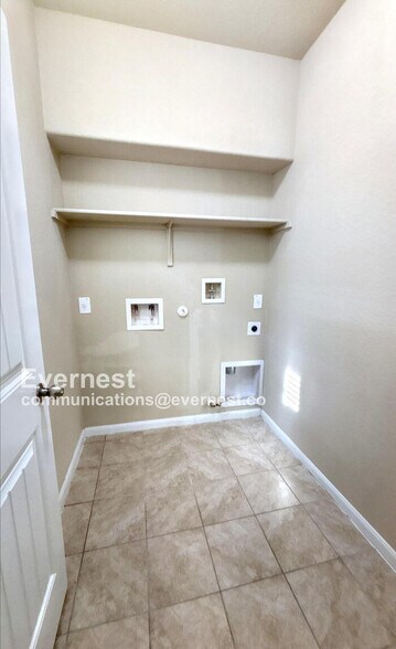 Building Photo - 2880 Donnell Dr