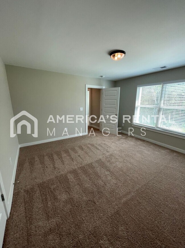 Building Photo - Home for Rent in Weaver, AL!!! Available to View Now! PRICE REDUCTION!! Sign a 13-month lease by ...