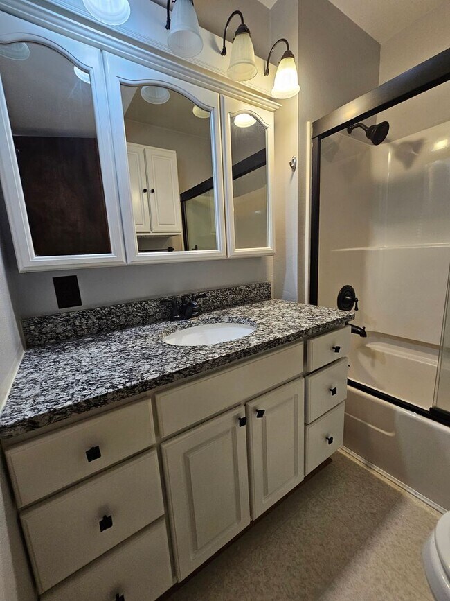 Building Photo - 3 bedroom 2 bath with additional lower lev...