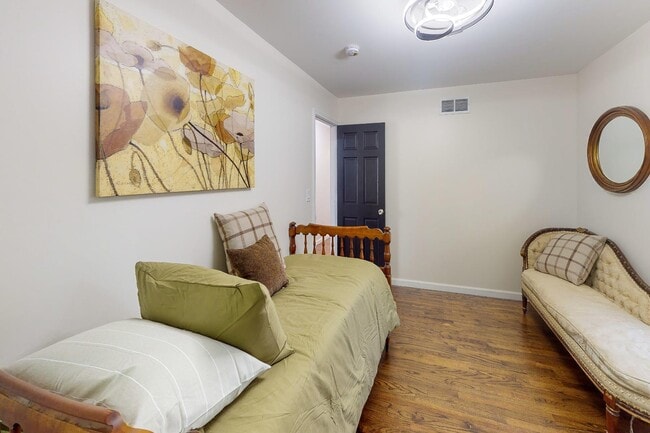 Building Photo - 2002 Ridgemont Rd