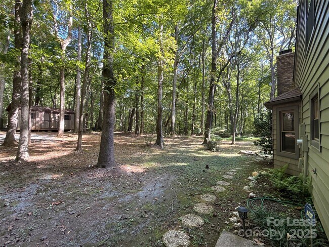 Building Photo - 217 Raintree Dr
