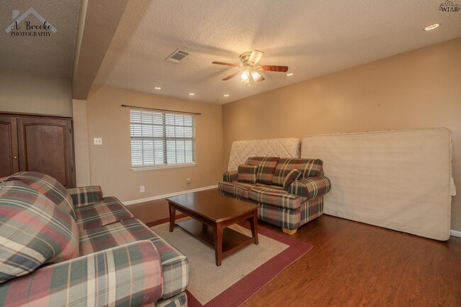 Building Photo - 5222 Jamaica Dr