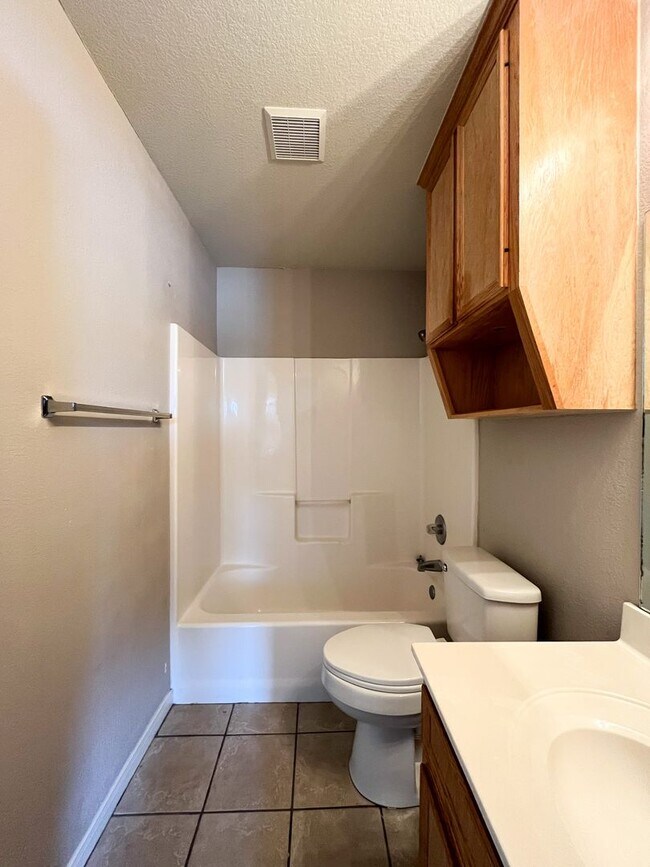 Building Photo - Available NOW  This home is centrally loca...