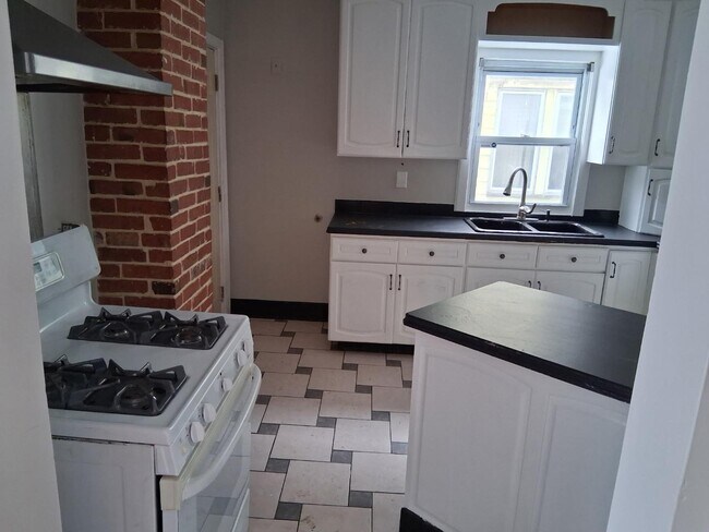 Building Photo - 1337 E 84th St