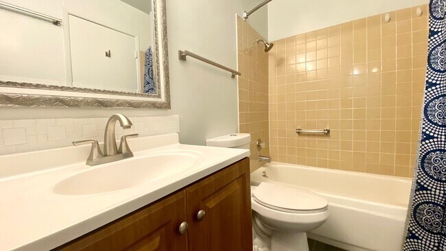 Building Photo - Top-floor Studio at Watergate