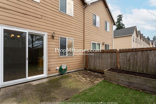 Building Photo - Updated Three Bedroom Townhome Near Nike & Intel!