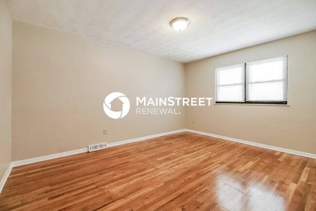 Building Photo - 4 Bedroom Pet-Friendly Home in Columbus, OH with Main Street Renewal