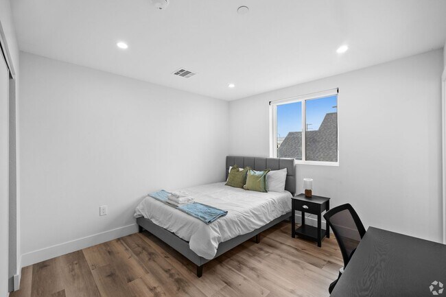 Interior Photo - MH 1419 W 35th St