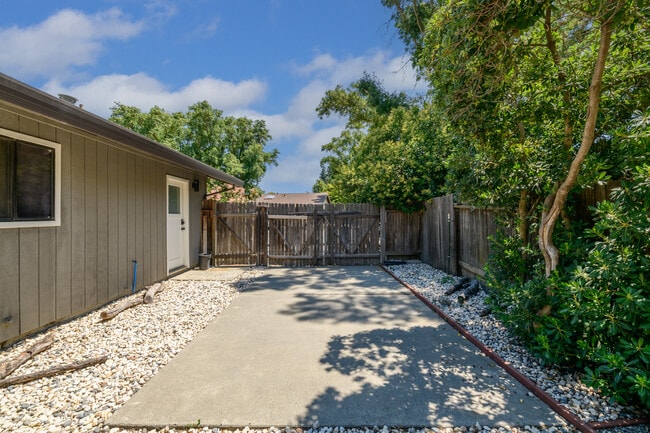 Building Photo - 1704 Humboldt Ave