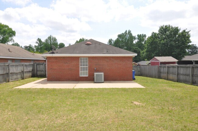 Building Photo - AVAILABLE NOW!!