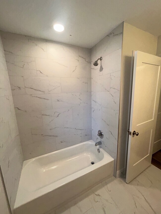 Building Photo - 206 W Fox St