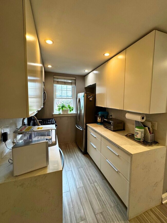 Building Photo - Modernized Fully Furnished 1BR, 1BA Condo at Arbors of Arlington