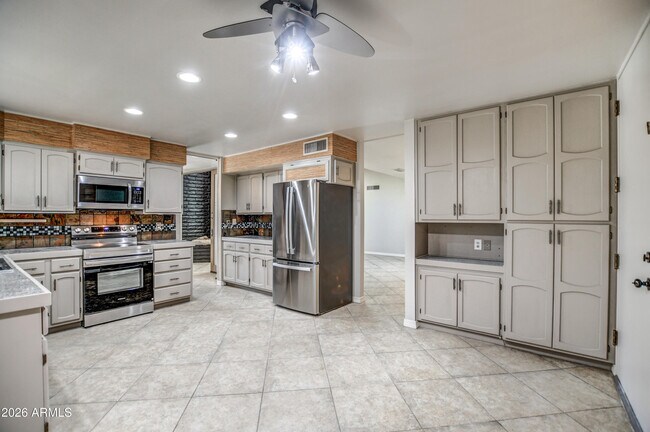 Building Photo - 8647 E Devonshire Ave