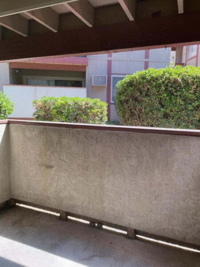 Building Photo - Bright and Charming 3 Bedroom 2 Bath Condo with Patio and A/C!