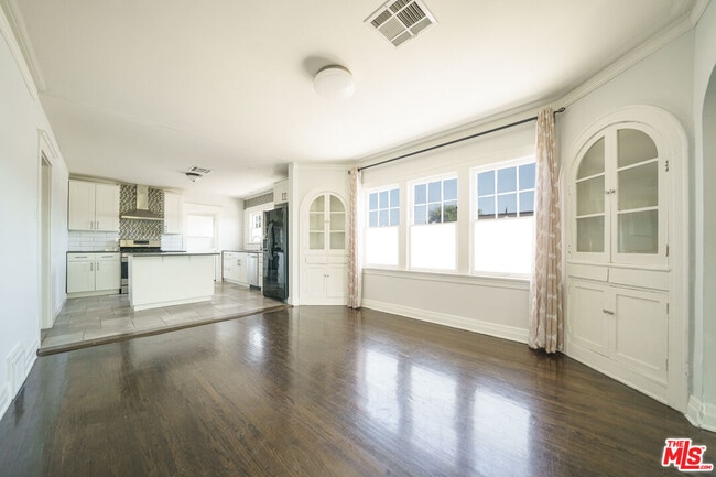 Building Photo - 1081 S Rimpau Blvd