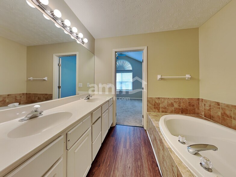 Building Photo - 6845 Watergreen Ct