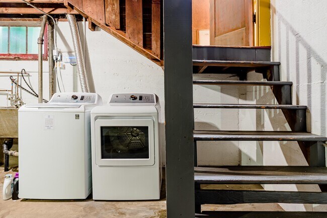 Building Photo - 517 NE Fargo St