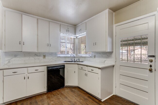 Building Photo - Charming 3-bedroom in the heart of Monticello Park