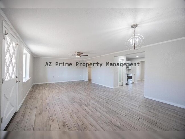 Building Photo - 452 S Mulberry