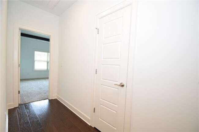 Building Photo - 4203 SW Bermuda Ave