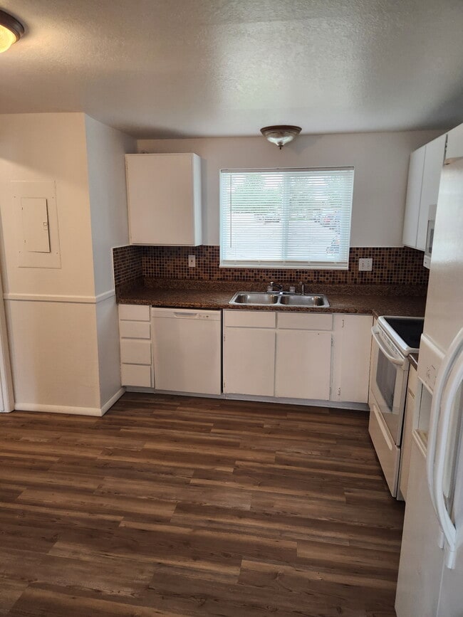 Building Photo - 849 Moccasin Ln