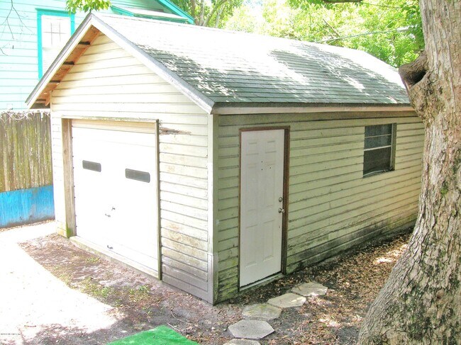 Building Photo - 2250 Myra St