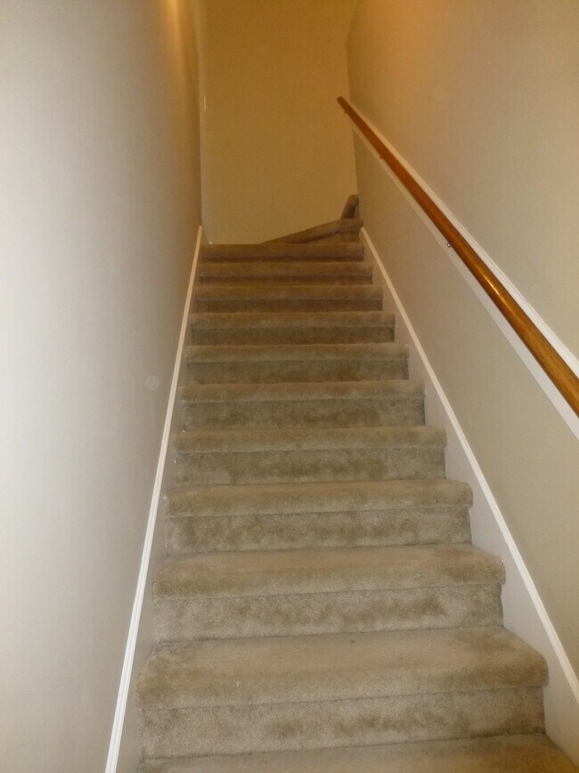 Building Photo - 3 bed, 2 bath, 2 car garage townhouse w/ b...