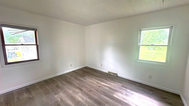 Building Photo - FOR RENT- Adorable 2 bed 1 bath in Washbur...