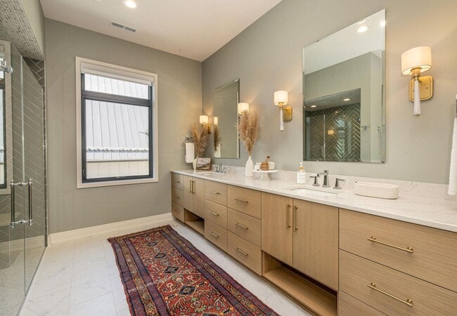 Building Photo - 5589 N Danbury Rd