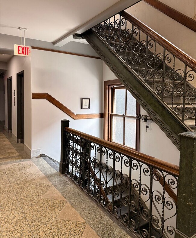 Building Photo - Beautiful and Spacious 3 BDRM 2 BATH Unit in the Heart of Public Square