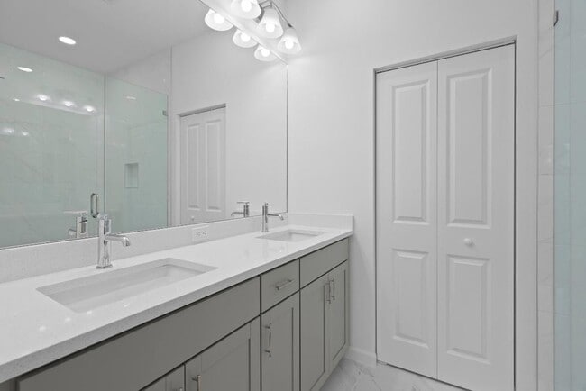 Building Photo - 4616 Longwood Lk Sq