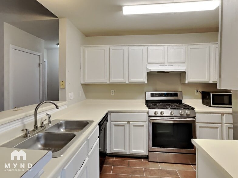 Building Photo - 6204 Duchess Dr