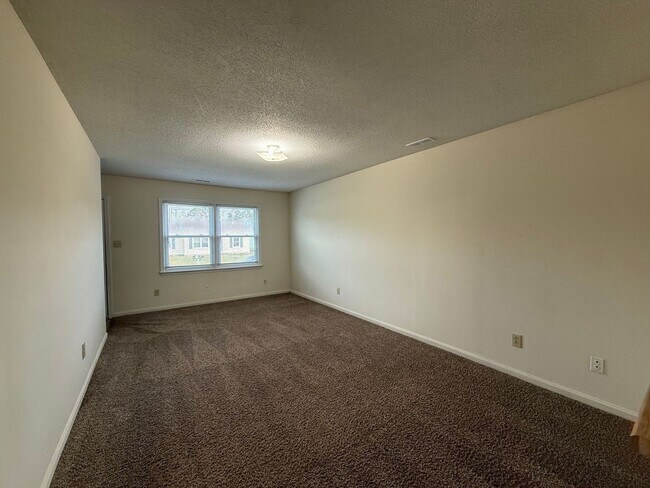 Building Photo - Nice 2 bedroom 2 bath duplex