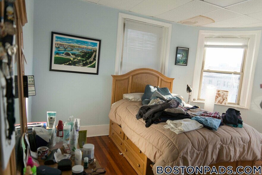 Building Photo - 879 Beacon St